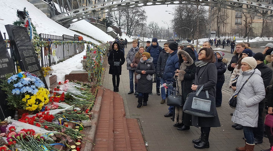 Заступник Верховної Ради Оксана Сироїд вшанувала пам`ять Героїв Небесної сотні, фото: "Досьє"